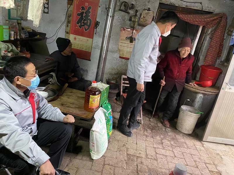 新春佳節(jié)來(lái)臨之際，甜源生物、綠田源高科公司領(lǐng)導(dǎo)走進(jìn)特殊兒童學(xué)校、困難家庭，為他們送去了過(guò)年應(yīng)節(jié)物質(zhì)。