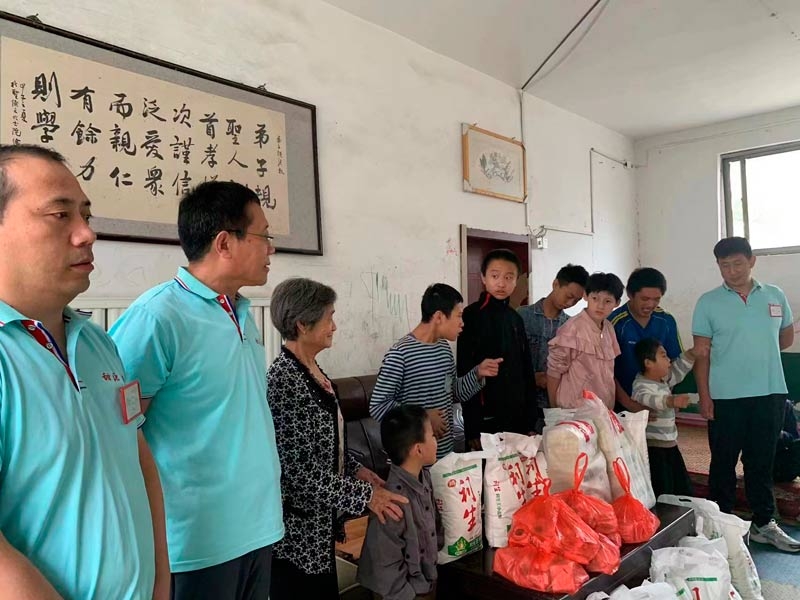 在中秋國(guó)慶來(lái)臨之際，我公司各部門領(lǐng)導(dǎo)一行走訪困難家庭及特殊兒童學(xué)校，送溫暖。