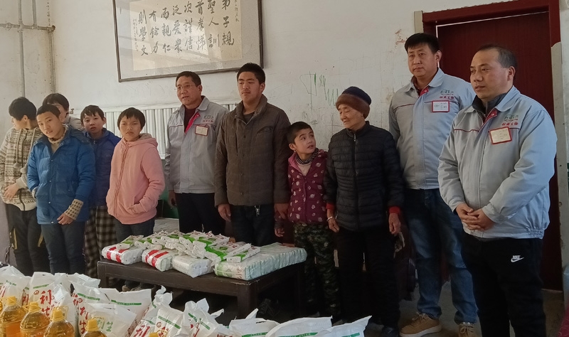 春節(jié)臨近公司領(lǐng)導(dǎo)前往特殊兒童教育學(xué)校探望在這里生活學(xué)習(xí)的孩子們，為他們帶去了米面油等生活必需品。
